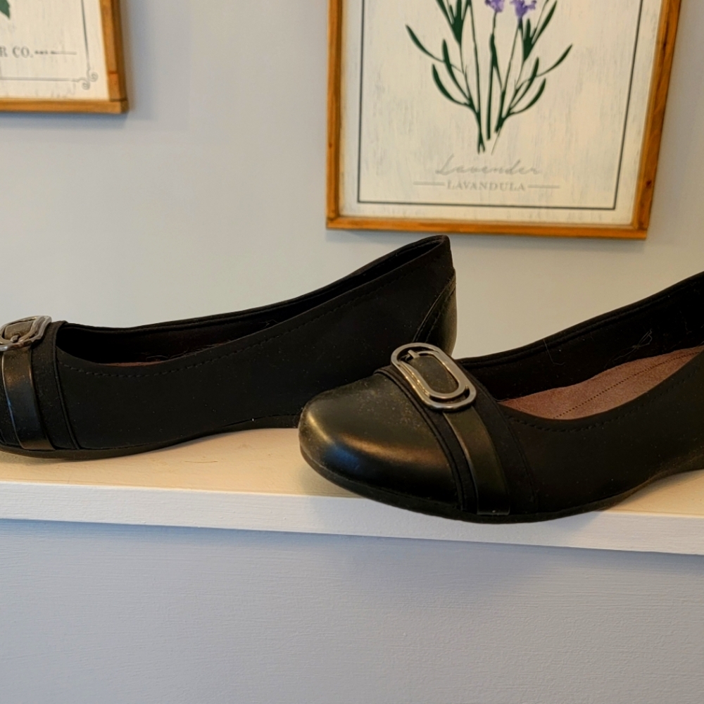 Baretraps black low healed shoes 9 1/2